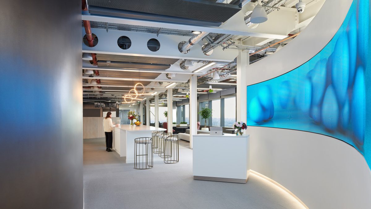 fintech-office-reception-vidéo-projecteur-mural