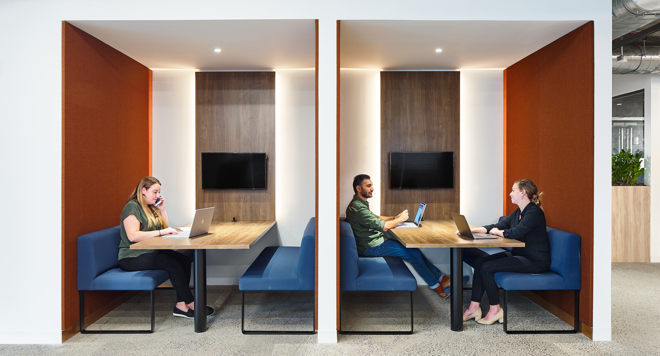 zillow-group-new-york-office-interior-workplace-double-booth