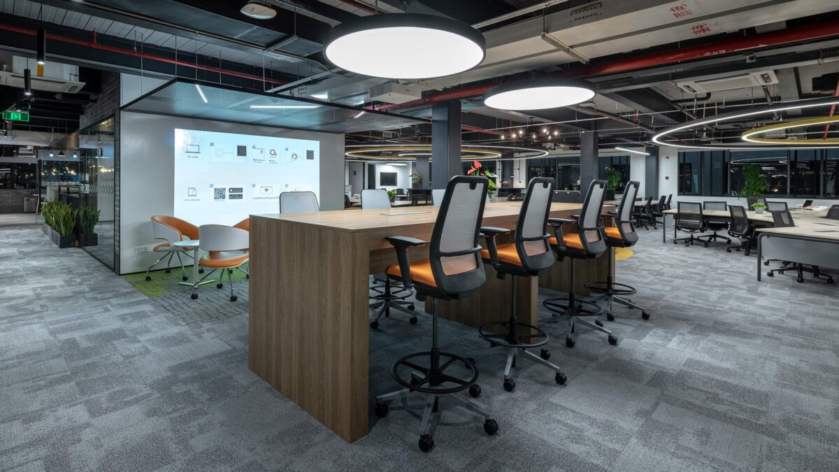 accenture-shanghai-london-office-interior-high-tables