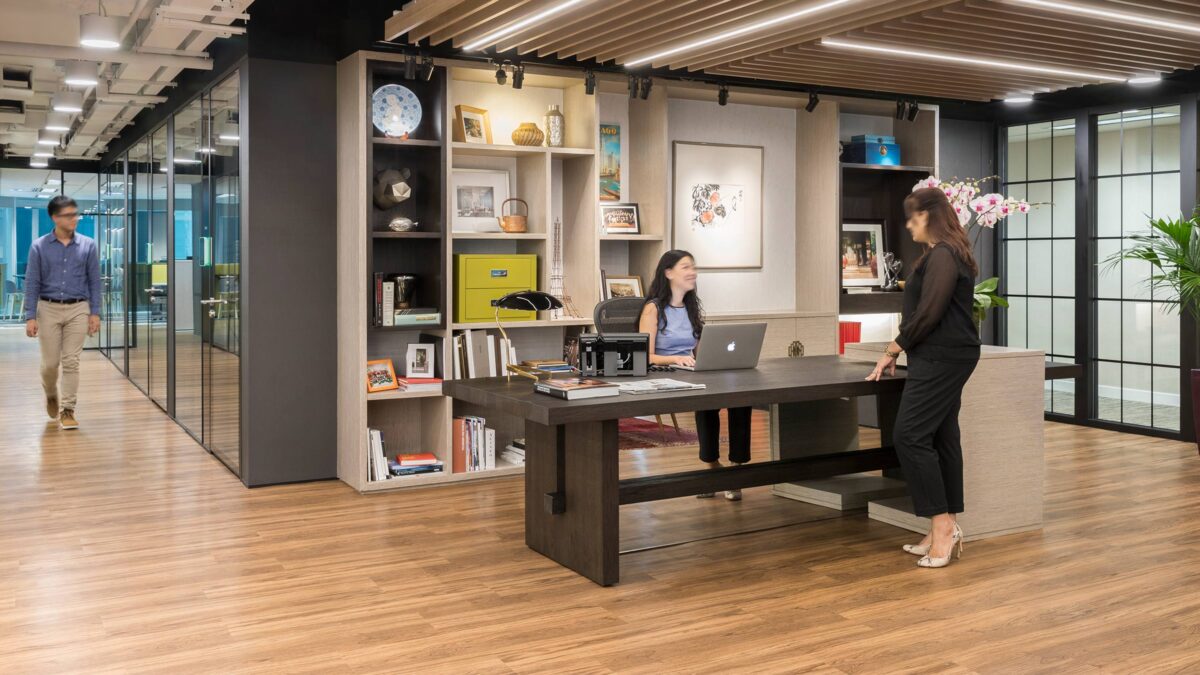 hyatt-hong-kong-shanghai-office-interior-desks-plants-collaboration