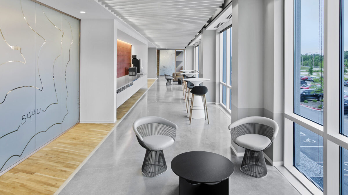 microsoft-raleigh-office-interior-corridor-seating