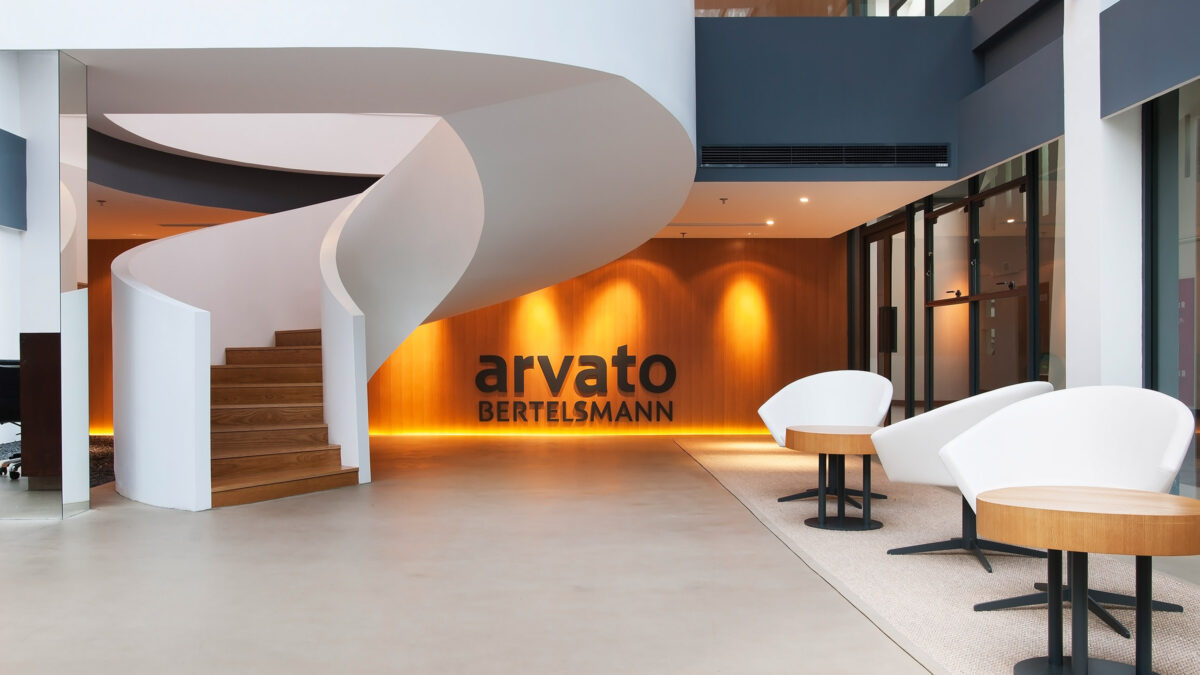 arvato-shanghai-office-interior-reception-reception-staircase-casual-seating