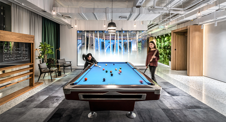 people play pool (game) for recreation