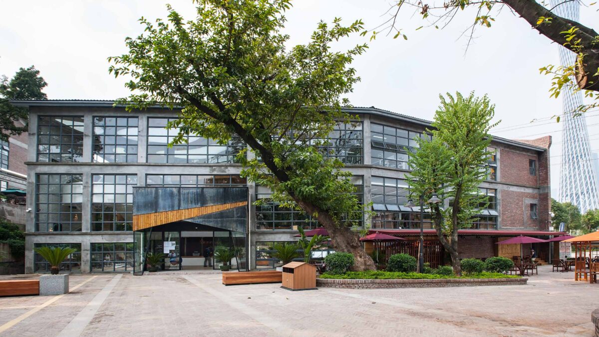 Tencent - Guangzhou - lieu de travail - chaises - tables - plantes 