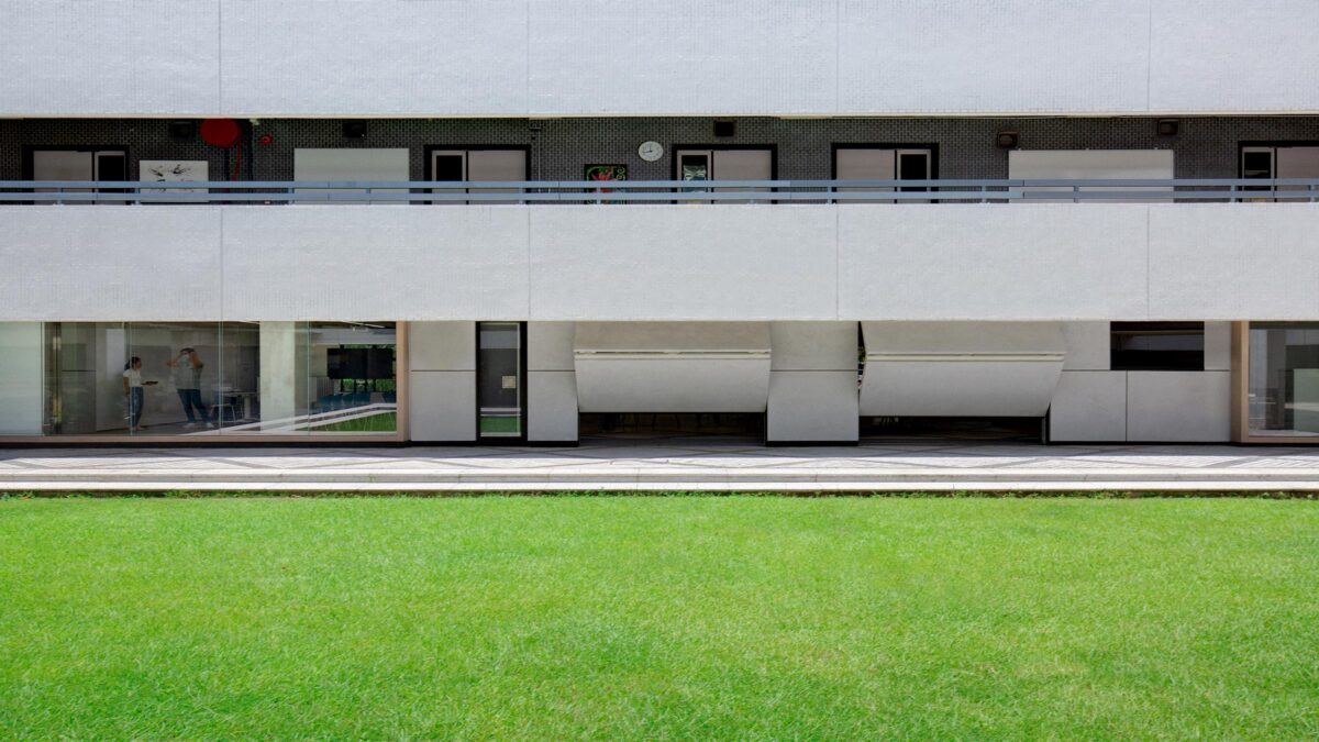 the folding walls closing