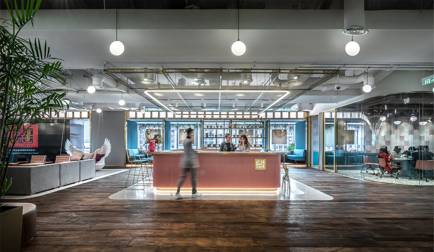bar in centre, with meeting room and lounge on each side
