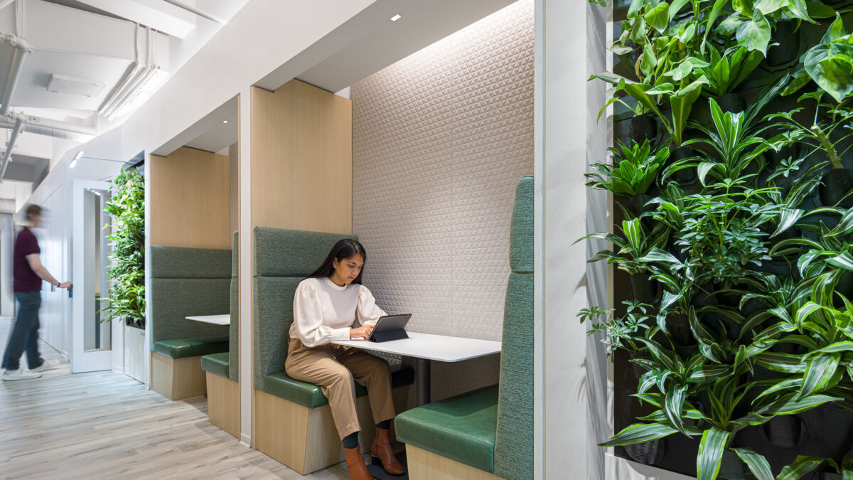 dnb-new-york-lieu de travail-cubicle-mur de plantes.jpg