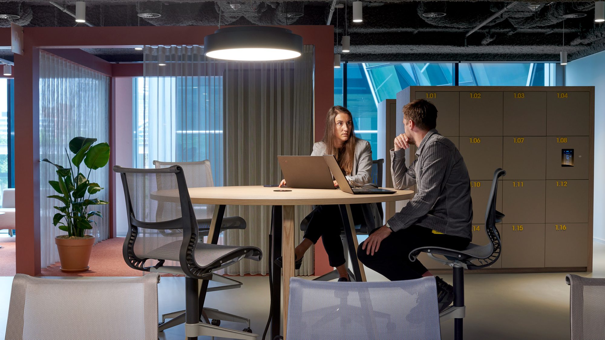 ernst-young-ey-amsterdam-office-workspace