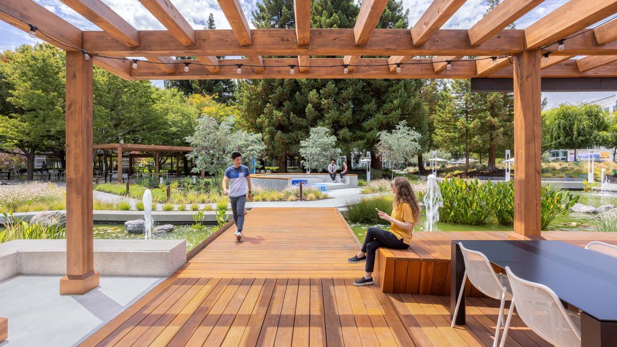 Alternative work areas outside by water features at PayPal’s outdoor campus.