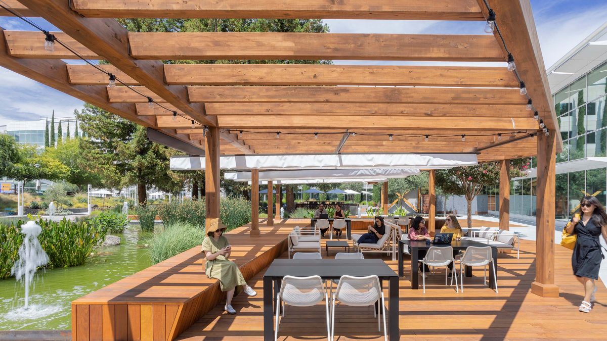 Sun and shade were all taken into account in our outdoor space design for PayPal, such as with beautiful wooden structures to enhance the outdoor work experience.