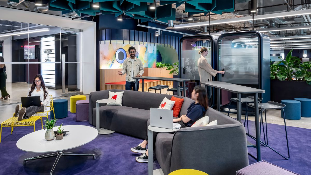 我们为Zynga设计的办公室提供独一无二的私密和协同工作环境，同时支持混合办公模式和灵活办公流程，例如用于虚拟会议的隔音私人会议舱。