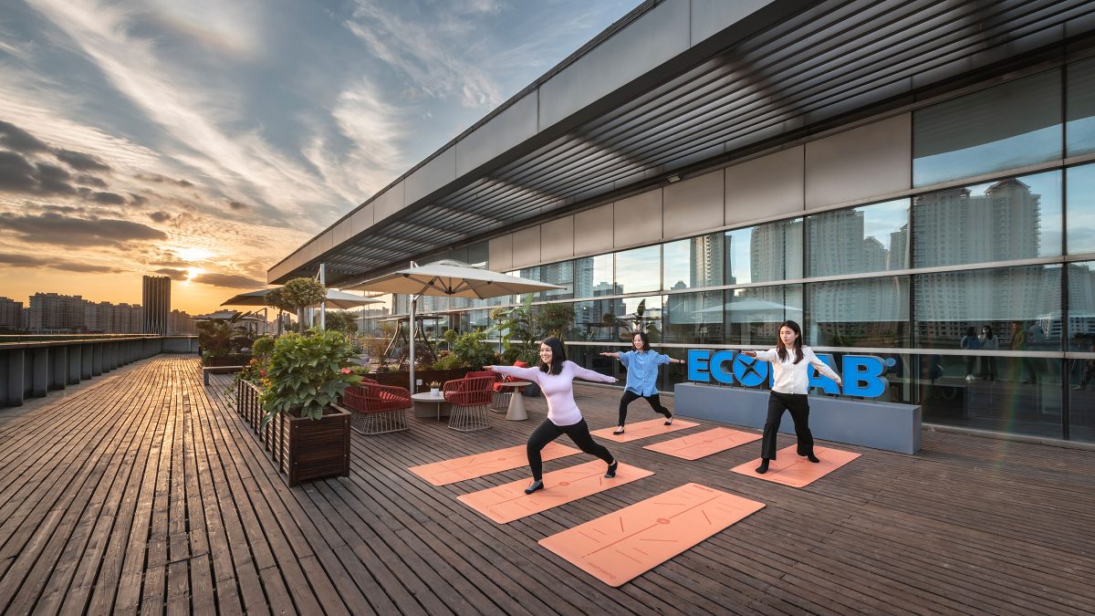 ecolab-shanghai-office-interior-rooftop-graden