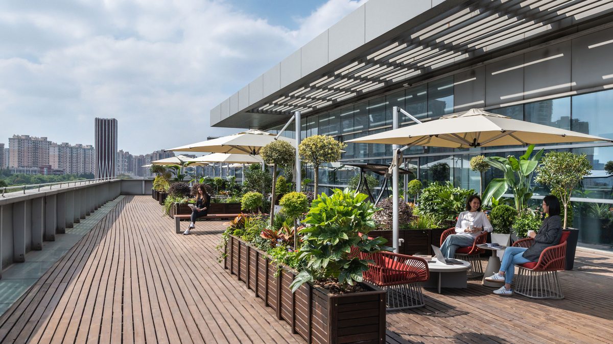 ecolab-shanghai-office-interior-rooftop-graden