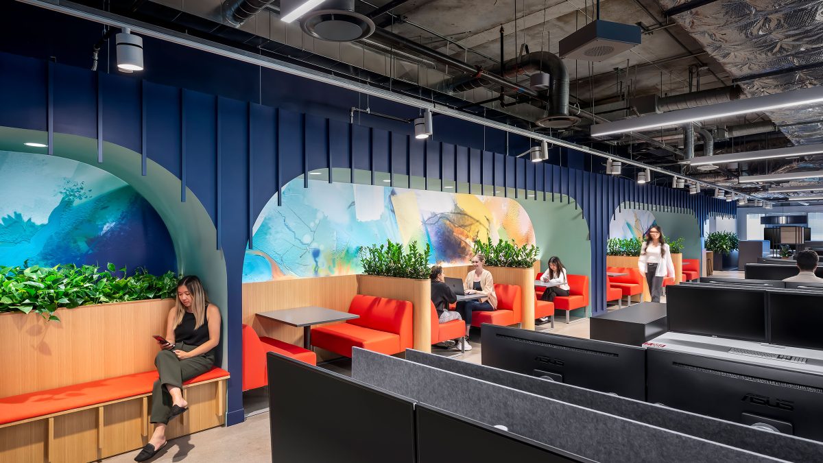 Zynga办公空间内的时尚卡座让员工可以随时随地办公或开启会议。