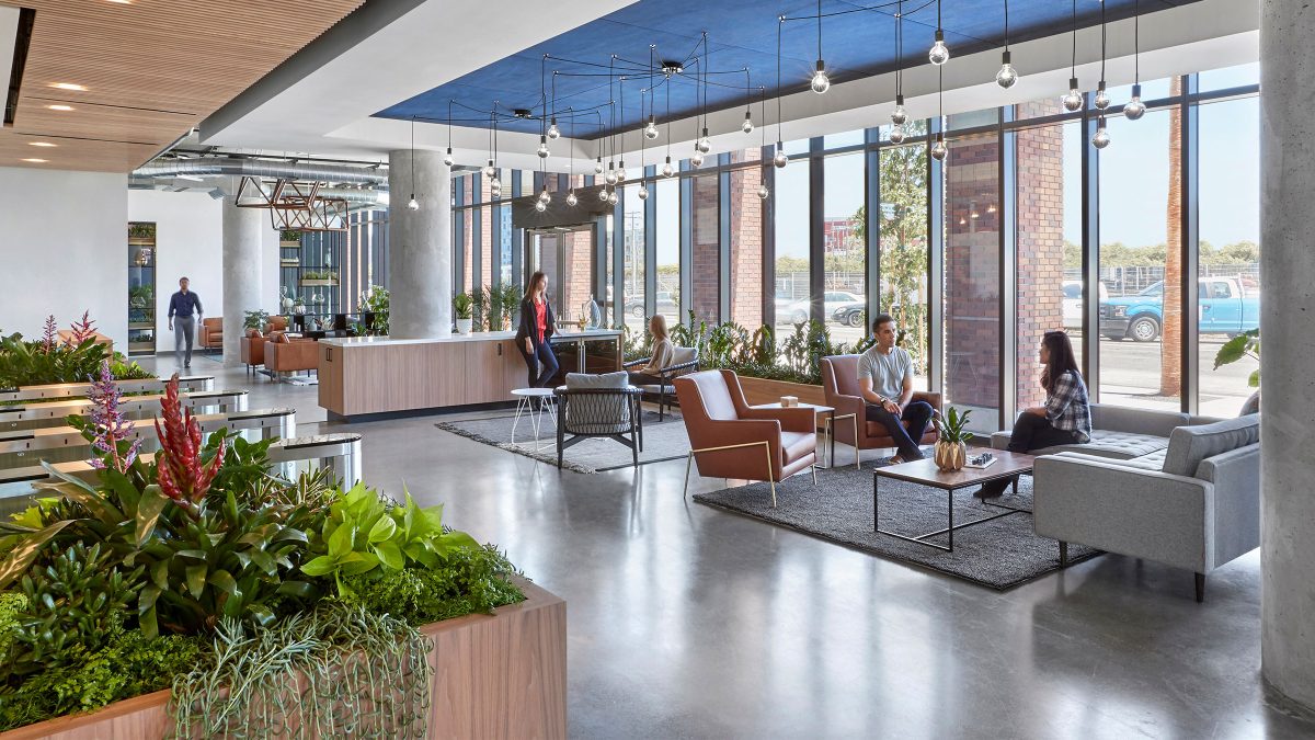M Moser’s corporate office design in San Francisco provides unique work settings with comfortable collaboration areas coupled with private working areas. 