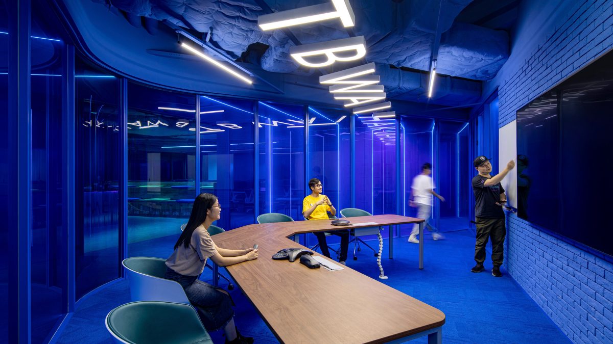 views of stimulating meeting room for a multi-sensory office design experience