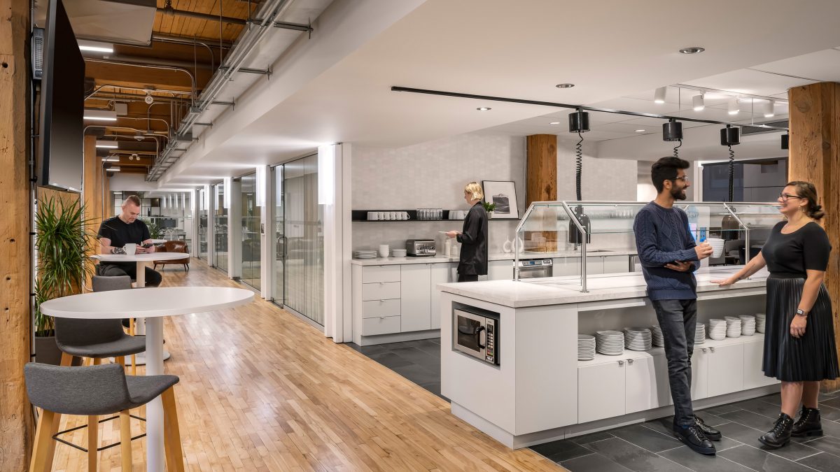 Office design by M Moser supports employees in the office and in hybrid work and offers employee amenities like a full kitchen and areas for coffee breaks.