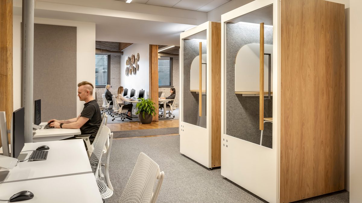 Various work settings at Faire’s new Toronto office support the employee experience with office furnishings and private phone booths for meetings and collaboration areas. 