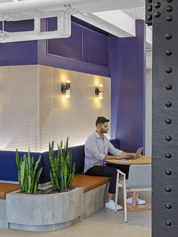 Focus area design featuring a comfortable nook for focus work at LinkedIn’s New York office.