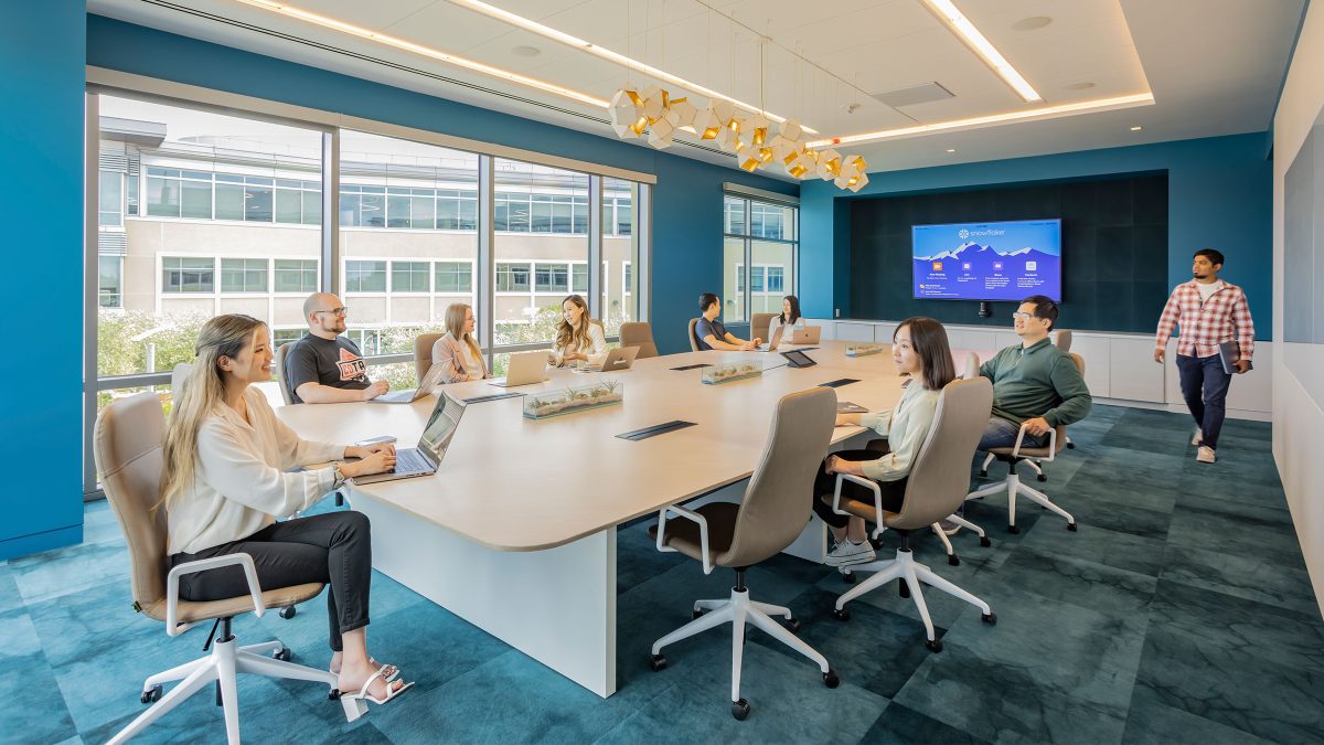 董事会议室布置了宽敞的办公桌、可书写面板、桌子配件及显示屏，重要访客可以在这样一个安全隔音的空间内放心洽谈。