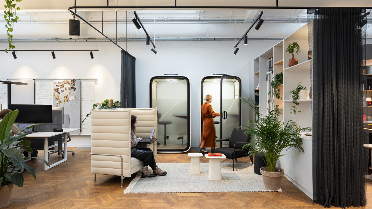 people-working-in-quiet-settings-at-M-Moser-Amsterdam-studio