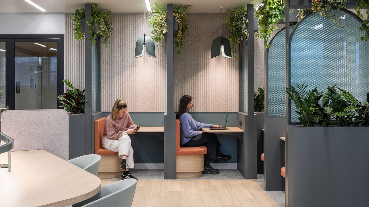 focus-booths-with-two-people-working-in-pinsent-masons-amsterdam-office