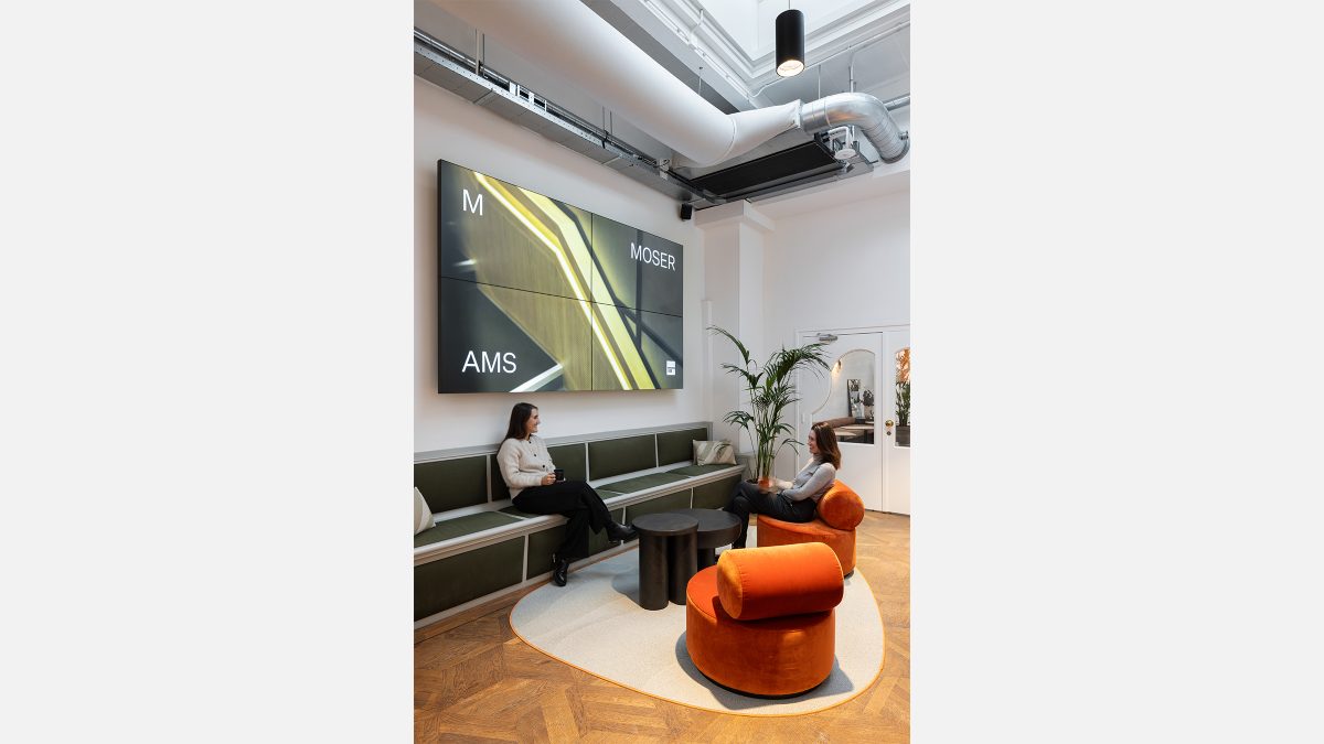 two-people-chatting-in-arrival-space-at-M-Moser-Amsterdam-studio