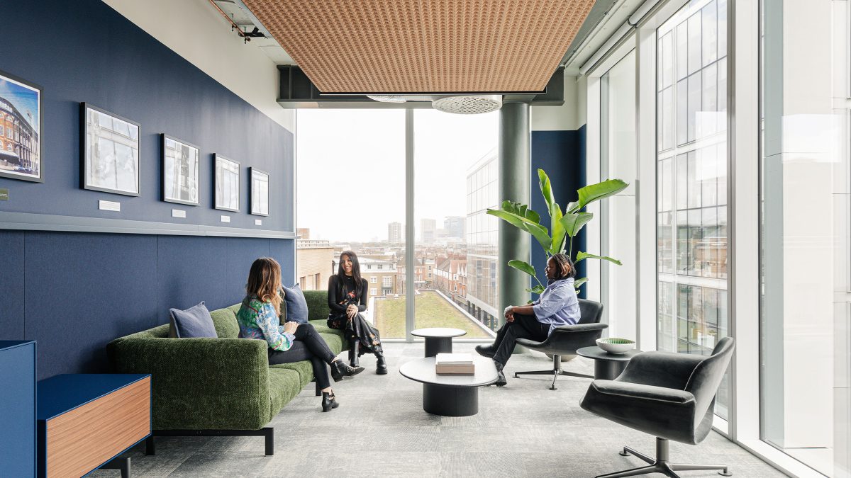 informal-meeting-on-lounge-seating-at-wilson-sonsini-london-office
