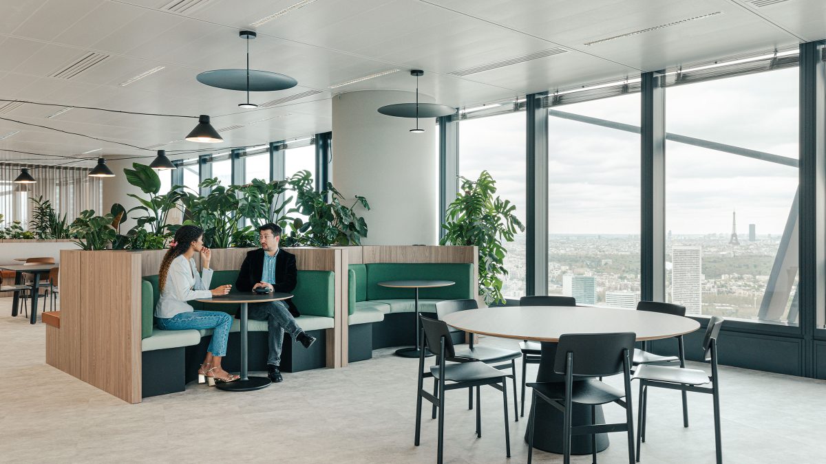 two-people-speaking-in-booth-seating-at-wtw-paris-office