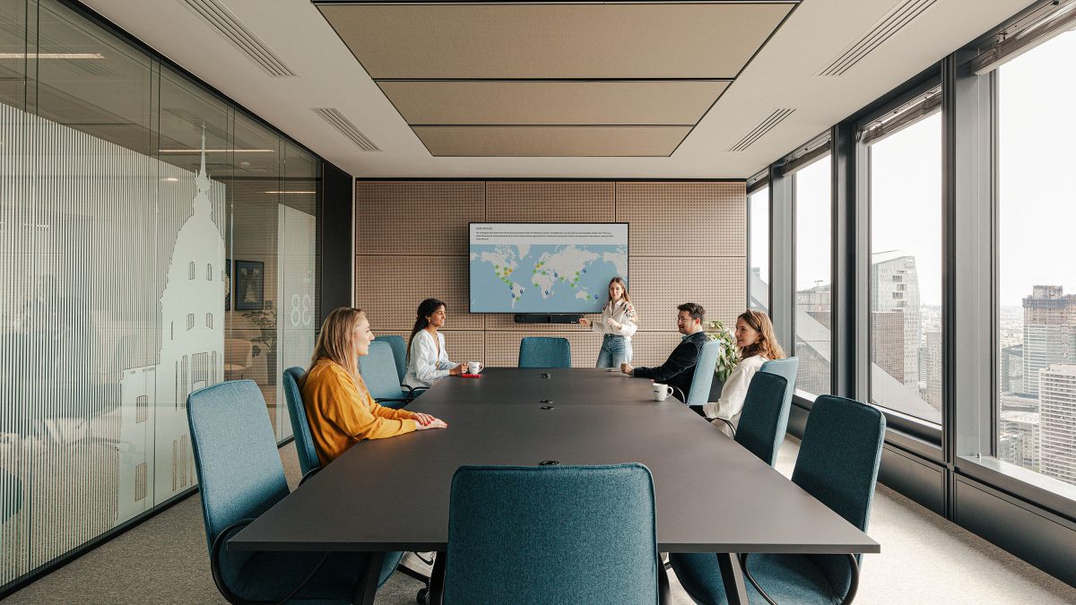 meeting-room-with-people-collaborating-at-wtw-paris-office