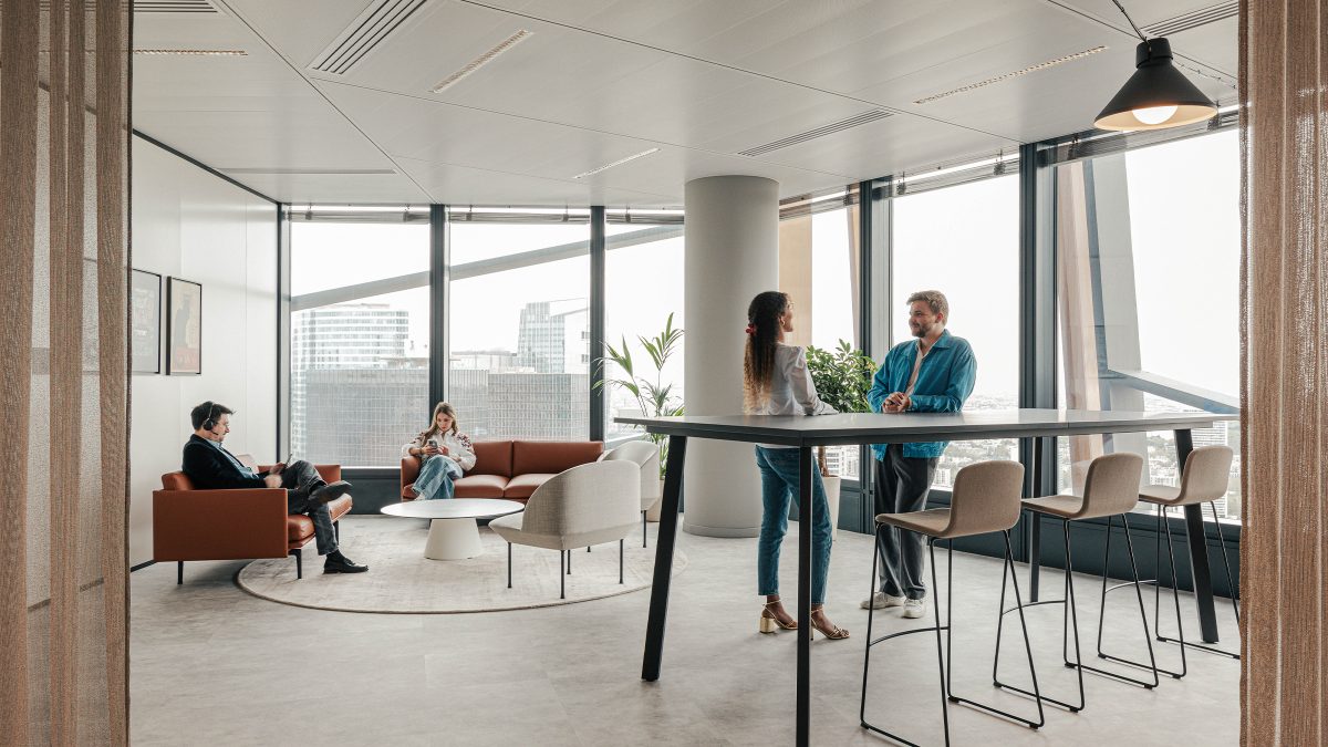 breakout-space-with-lounge-furniture-at-wtw-paris-office