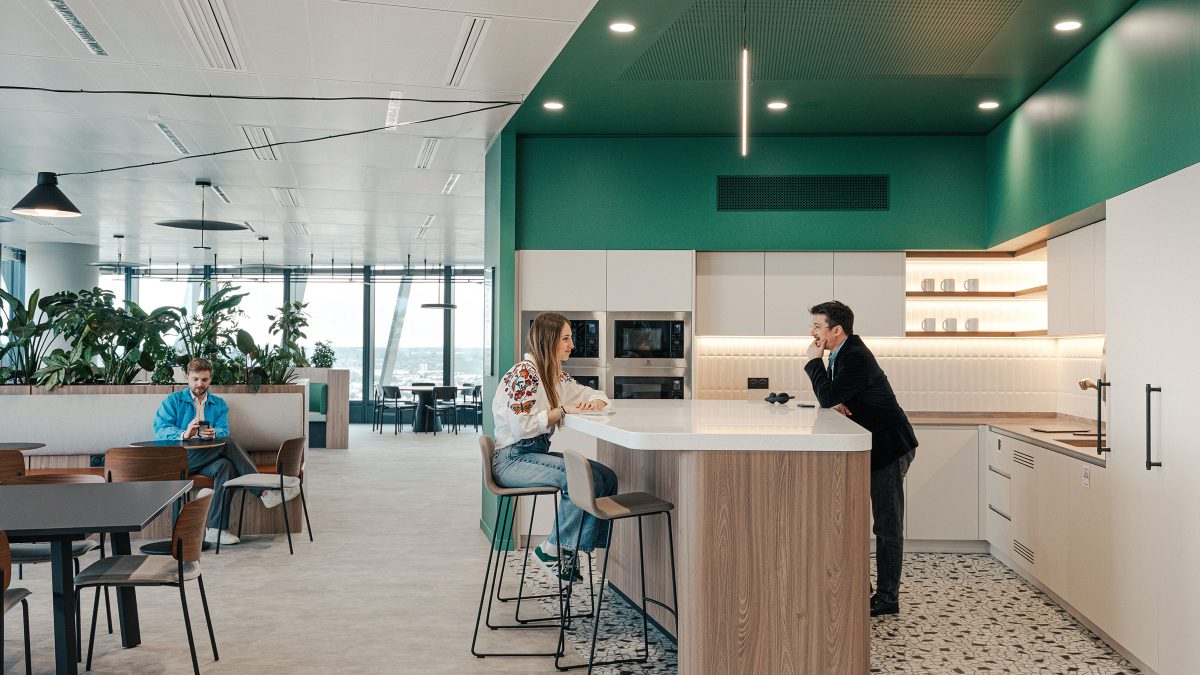 two-people-speaking-in-teapoint-at-wtw-paris-office