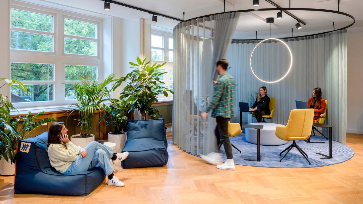 Casual-Work-Setting-Lounge