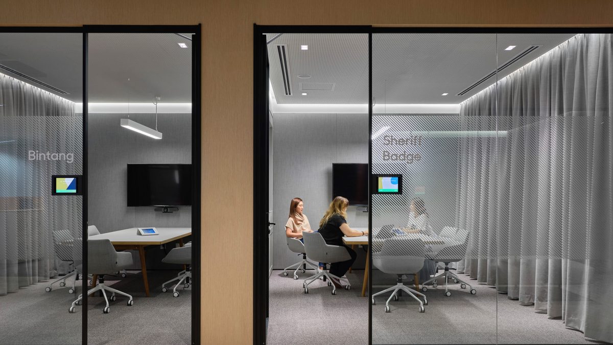 MMoser-London-Collaborative-Office-Space-Private-Meeting-Room