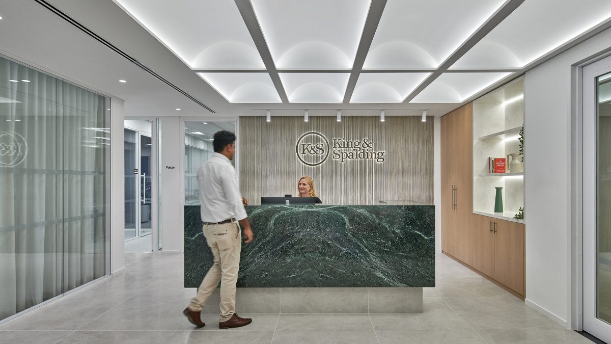 luxurious-marble-reception-desk-at-king-and-spalding-abu-dhabi-office
