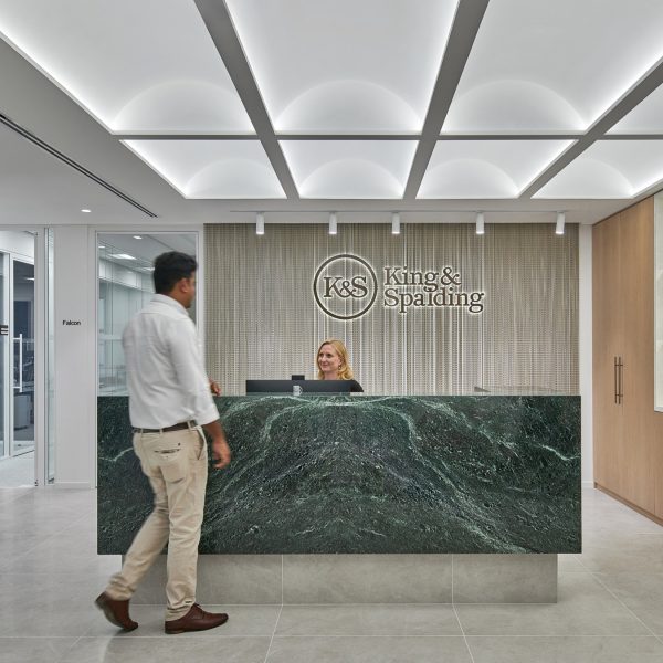 luxurious-marble-reception-desk-at-king-and-spalding-abu-dhabi-office