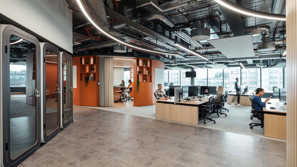 financial-workplace-open-plan-workstations-and-phonebooths