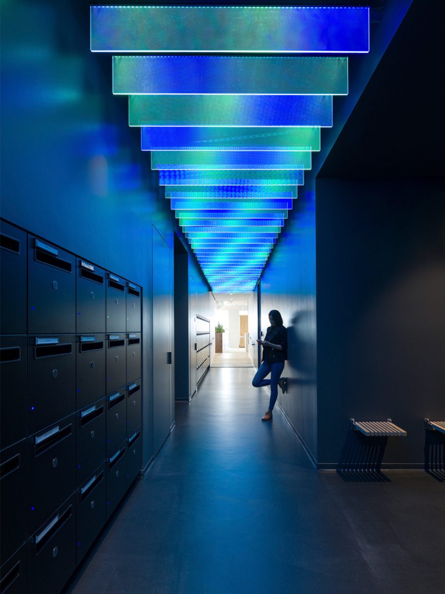 financial-workplaces-employee-experience-digital-design-in-hallway