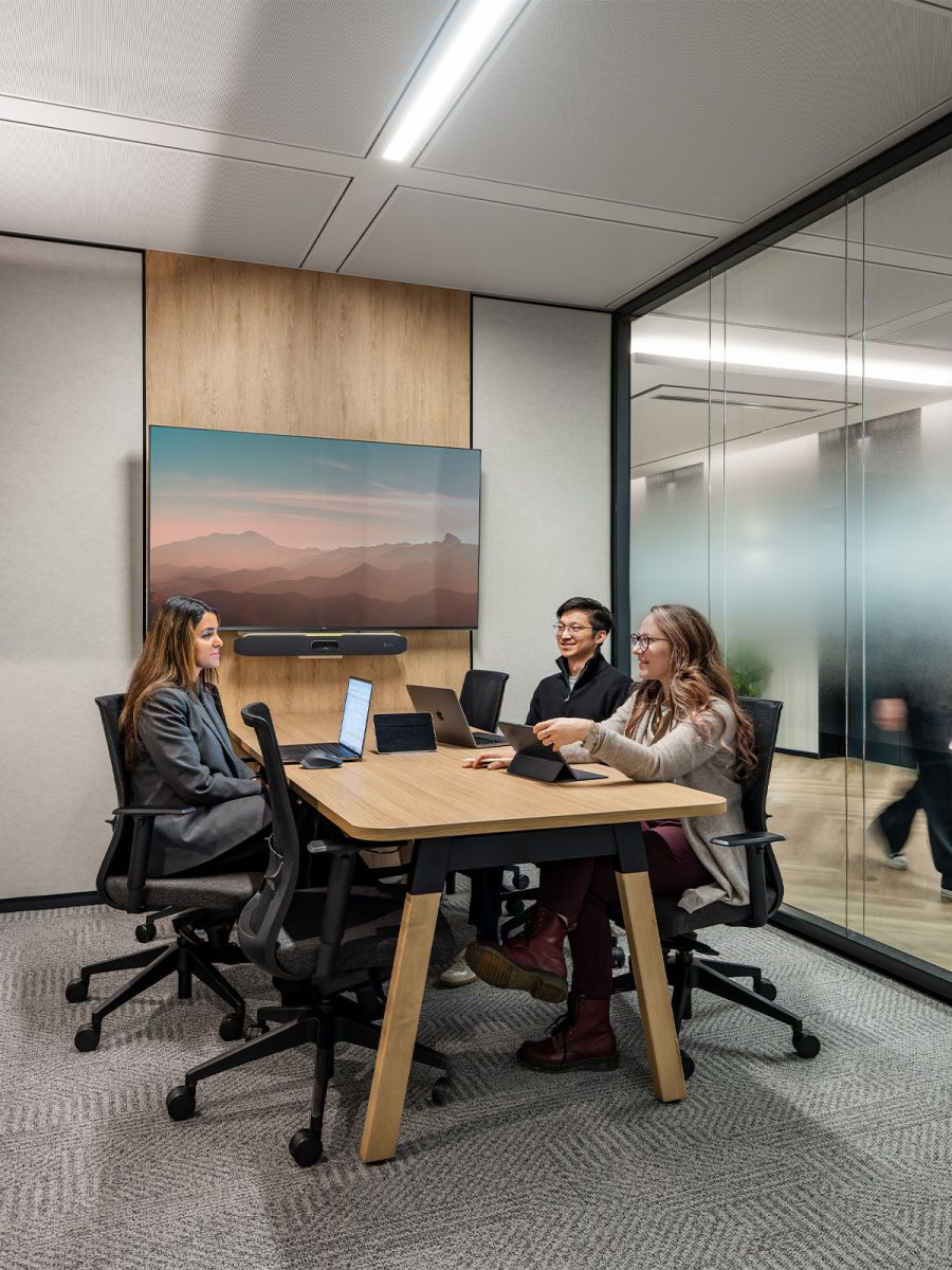 interior-design-meeting-room-people-talking