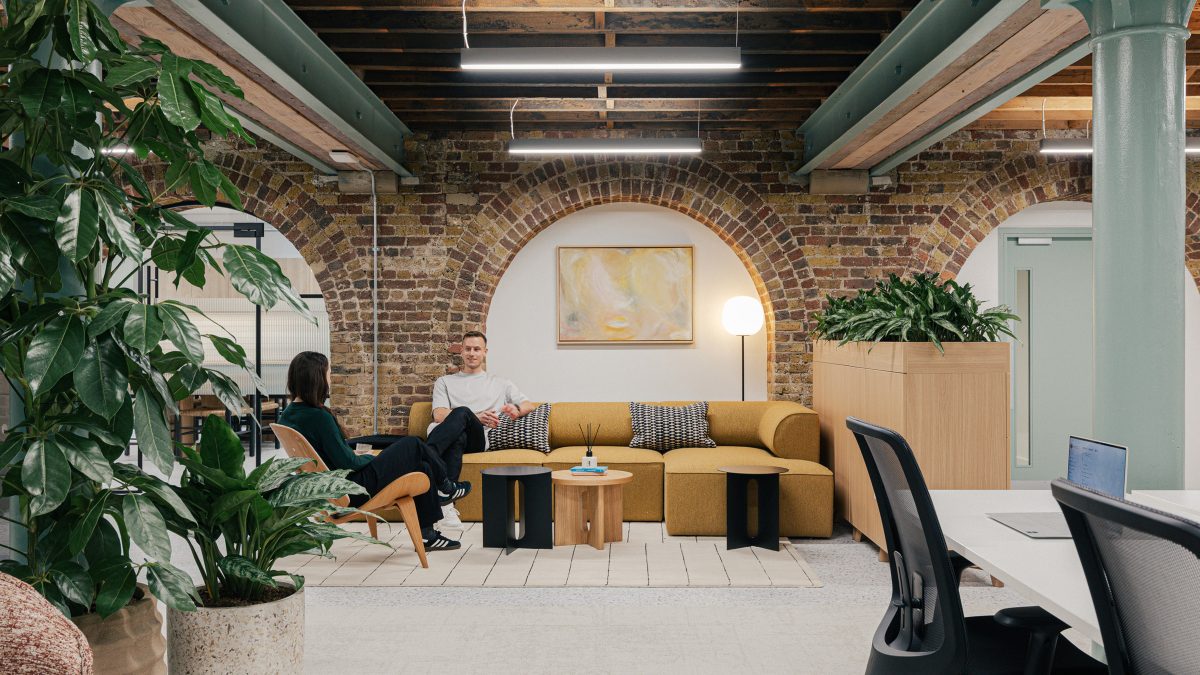 two-people-on-yellow-sofa-within-knotel-tenant-ready-space