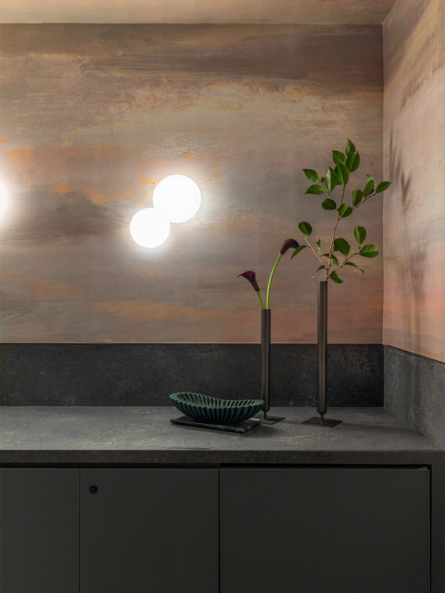 interior-design-details-sconce-and-artwork