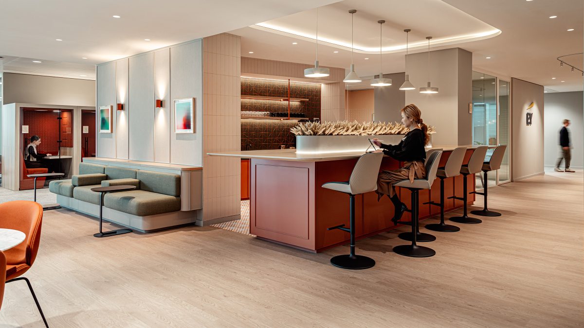 MMoser-London-financial-workplace-booth-artwork-workspace