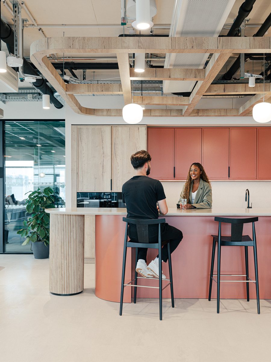MMoser-London-financial-workplace-collaboration-kitchen