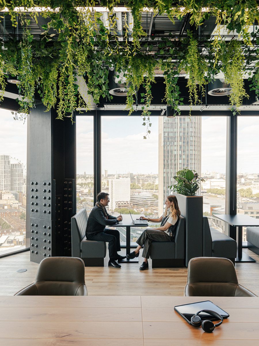 people-in-booth-seating-at-the-wiprotel
