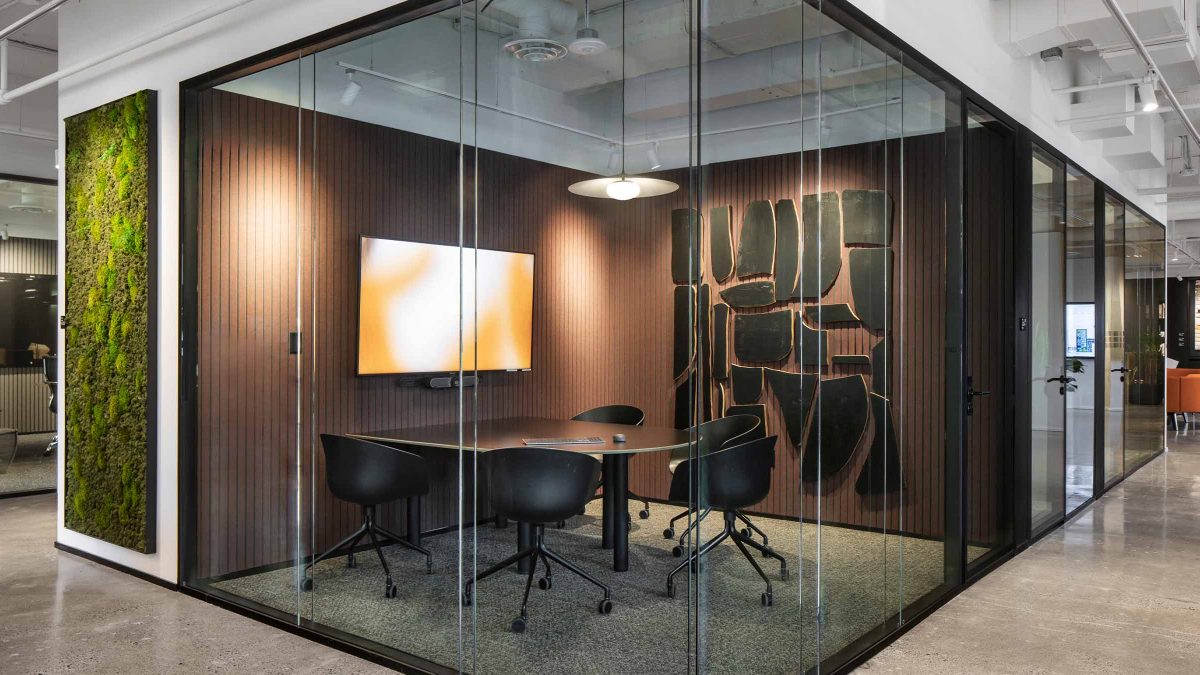 workplace-meeting-room-with-artwork