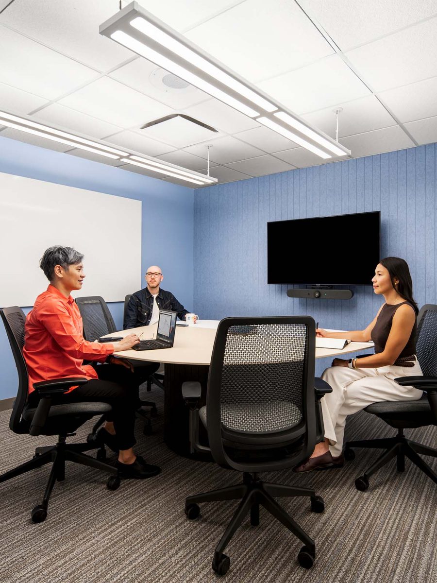 mmoser-vancouver-airport-authority-vancouver-workplace-interior-boardroom-team-huddle
