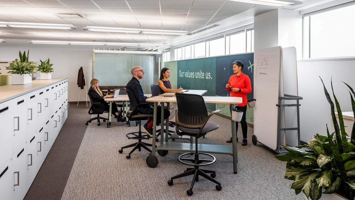mmoser-vancouver-airport-authority-vancouver-workplace-interior-collaboration-area-teams-working