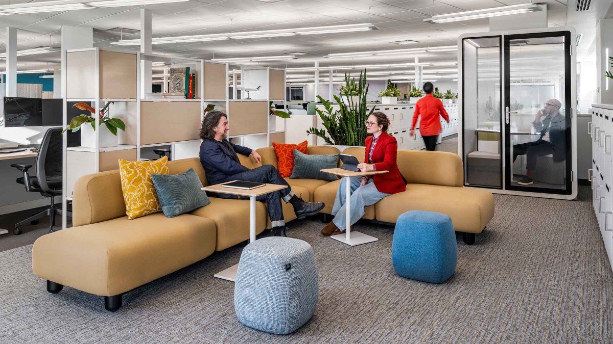 mmoser-vancouver-airport-authority-vancouver-workplace-interior-group-meeting-area