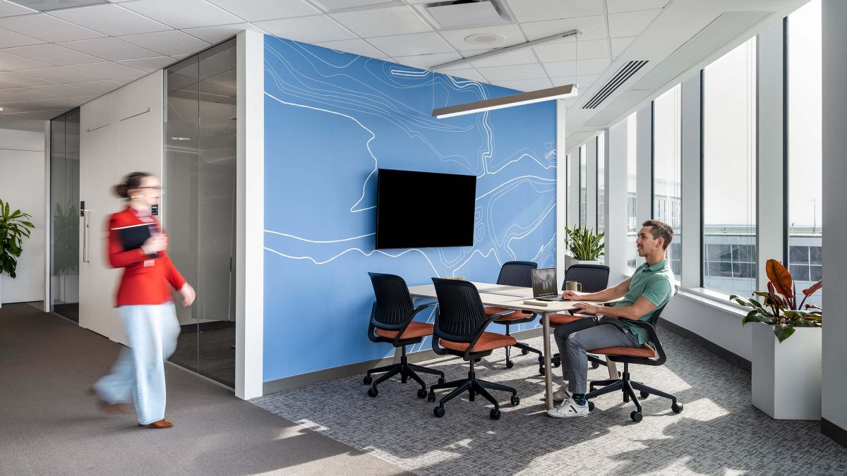 mmoser-vancouver-airport-authority-vancouver-workplace-interior-meeting-area