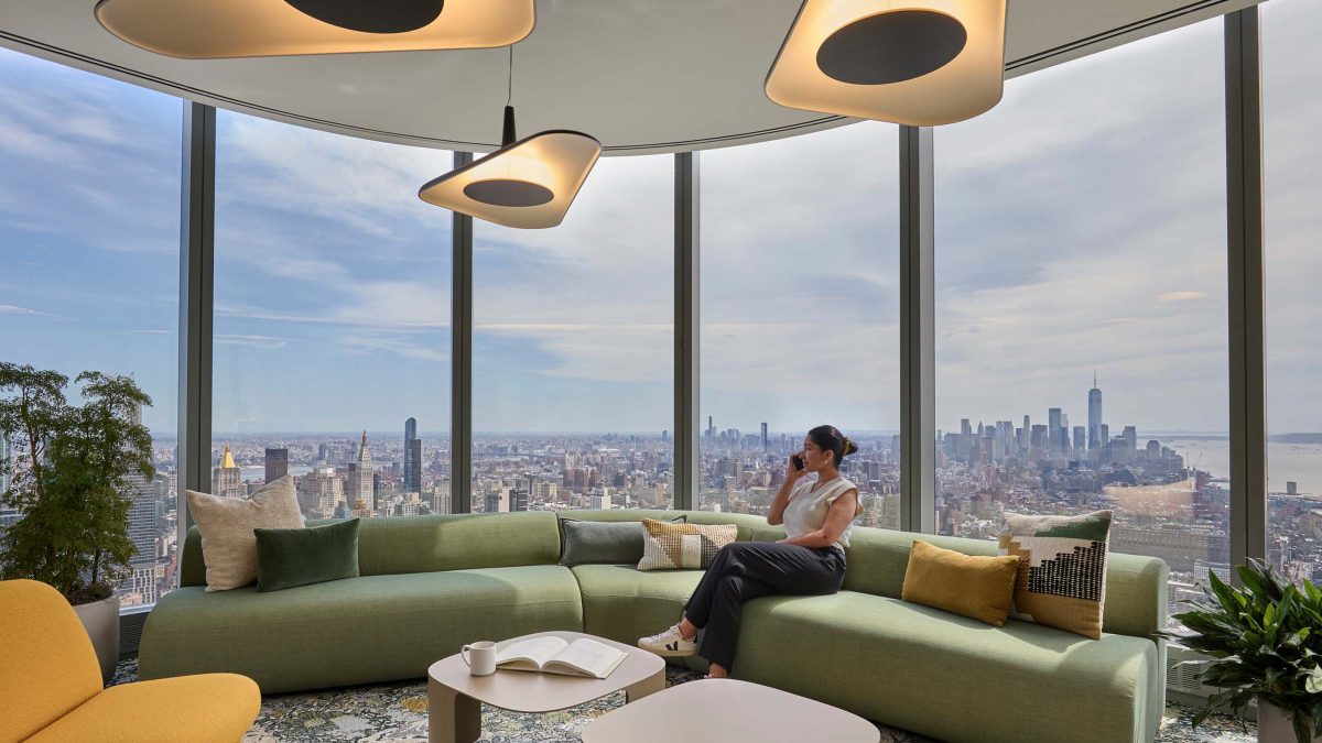 mmoser-confidential-client-new-york-workplace-interior-employee-in-lounge-overlooking-manhattan